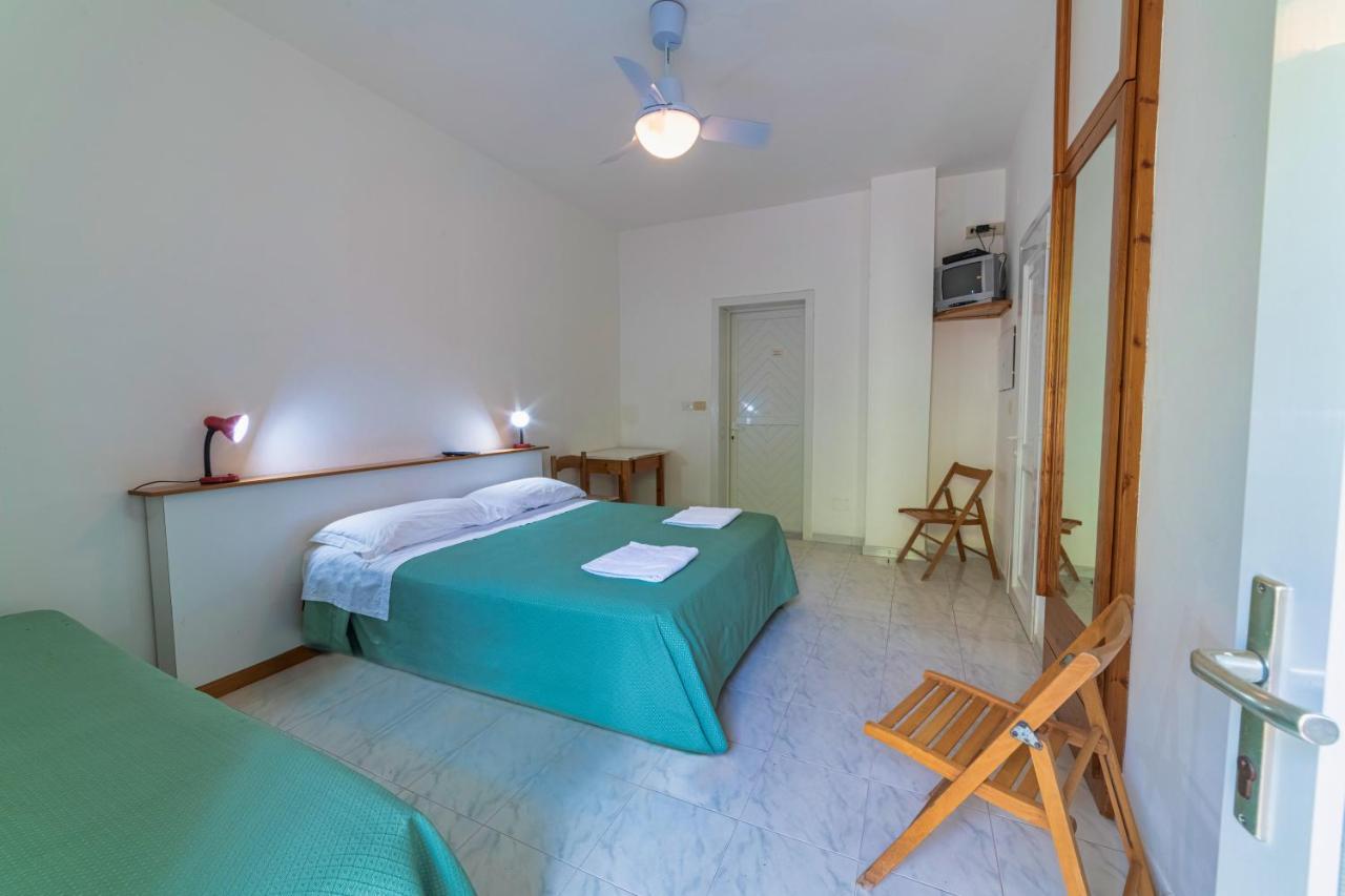 Albergo Le Querce ปอนซา ภายนอก รูปภาพ